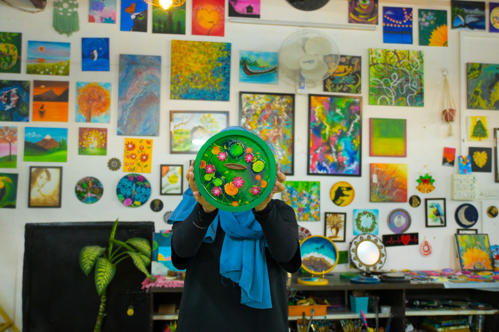 Why this beginner-friendly resin art session feels so special