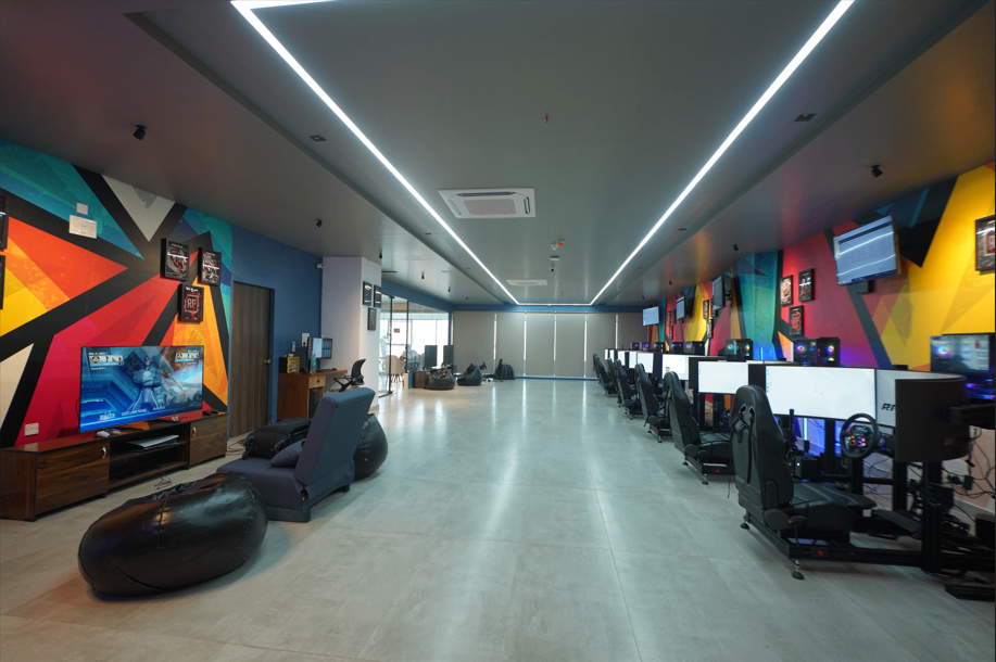 The Race Experience: Thrills on Triple Curved Screens