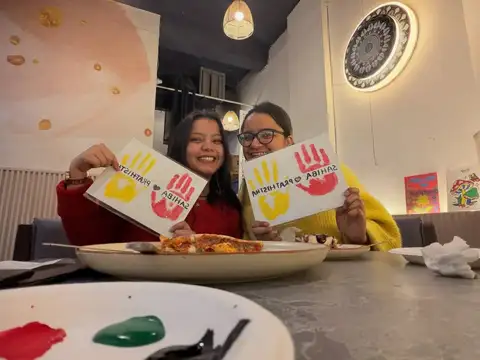 Simple guidance throughout the experience, making it suitable even for first-time painters.